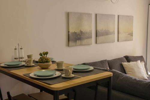 塞維利亞的住宿－Calle Abades Centro de Sevilla，沙发上带盘子和杯子的桌子
