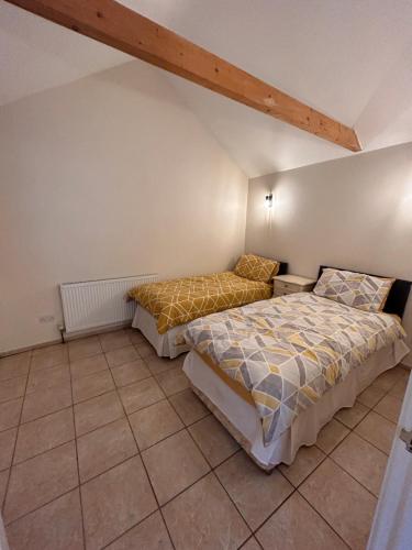 2 camas en una habitación con ático en The Old Stables in Mews en Kessingland
