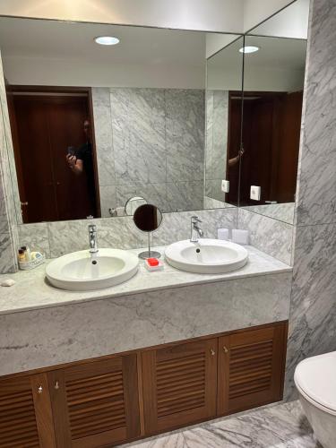baño con 2 lavabos y espejo grande en Rio Douro Apartment Deluxe - Porto en Oporto