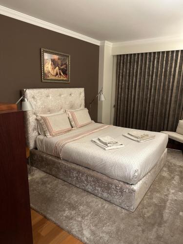 Un dormitorio con una cama grande y una ventana en Rio Douro Apartment Deluxe - Porto en Oporto