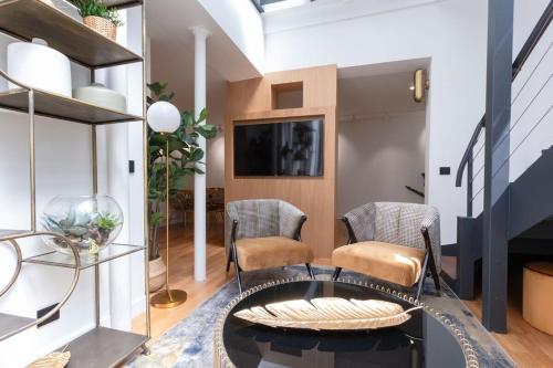 een woonkamer met een tafel en stoelen bij My Veranda in Parijs