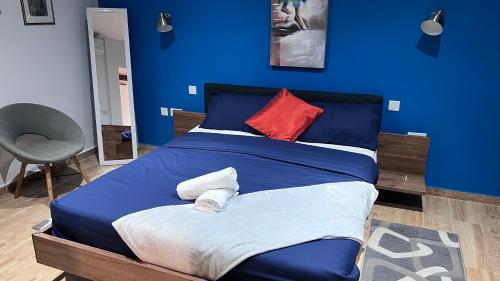 a blue bedroom with a bed with a blue wall at Flat in Valletta in Valletta
