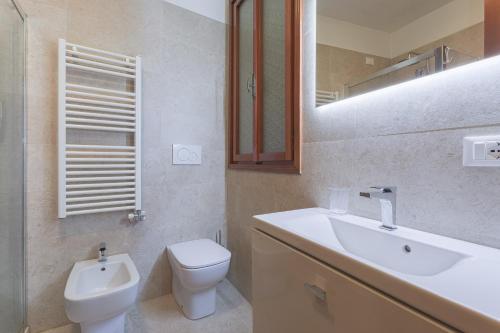ein Badezimmer mit einem weißen Waschbecken und einer Toilette in der Unterkunft San Lio Romantic X2 a Rialto in Venedig