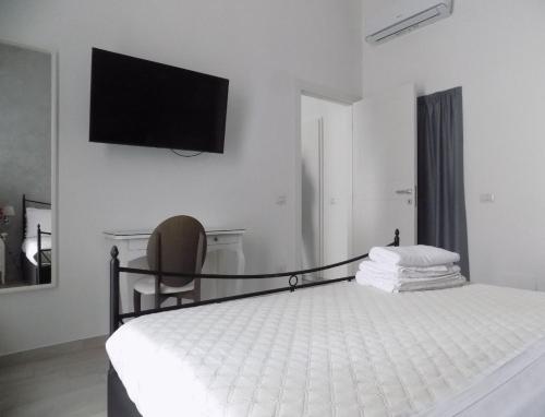 sypialnia z łóżkiem z telewizorem na ścianie w obiekcie 1 Amore romantica casa centrale, silenziosa ristrutturata w mieście Neapol