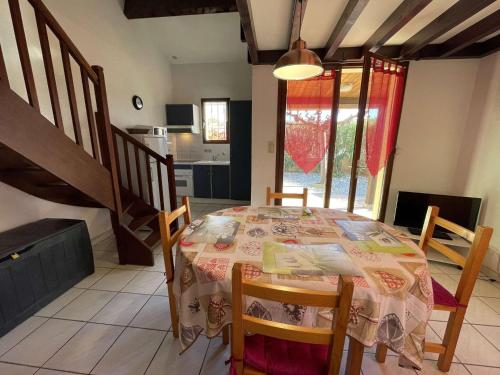une salle à manger avec une table, des chaises et un escalier dans l'établissement Maison avec jardin, 6 couchages, proche plage et port, parking sécurisé - Saint-Cyprien Plage - FR-1-225D-175, à Saint Cyprien Plage