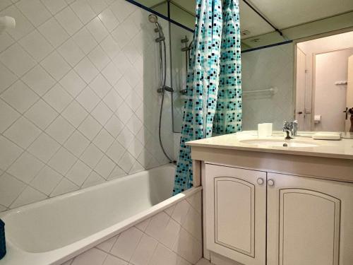 une salle de bain avec une baignoire, un lavabo et une douche dans l'établissement Appartement familial 2 pièces, proche plage, garage, loggia - Argelès-sur-Mer - FR-1-225-464, à Argelès-sur-Mer