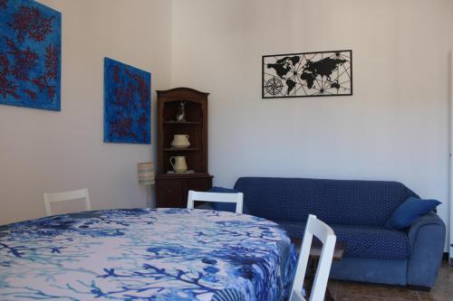 een woonkamer met een blauwe bank en een bed bij Appartamento Sunflower in Levanto