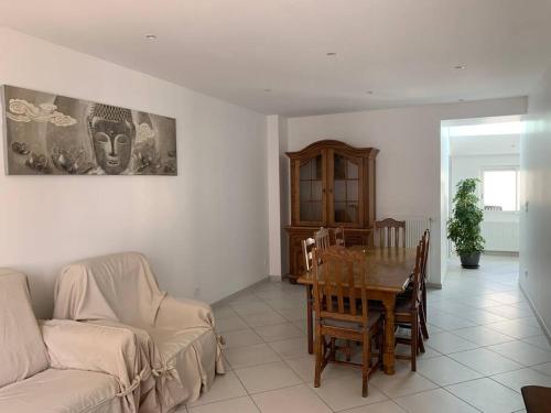 un salon avec un canapé et une table dans l'établissement Maison de 1 a 8 personnes entièrement rénovée, à Charly-sur-Marne