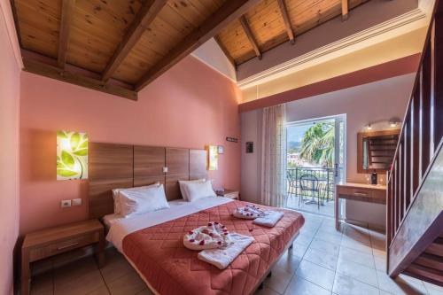 um quarto com uma cama com duas toalhas em Anassa Hotel em Skála Kefalonias