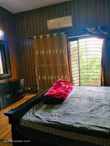 Un pat sau paturi într-o cameră la Apartment near to Shaukat khanaam lahore