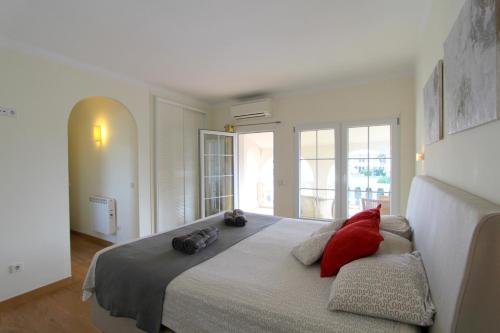 Ένα ή περισσότερα κρεβάτια σε δωμάτιο στο LEON INMO Villa Loro - 14157