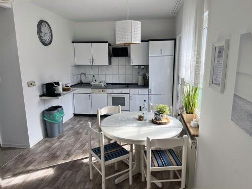 Ferienhäuser Insel Usedom Haus Milo 5 - Blick aufs Achterwasser! Whirlpool und Sauna tesisinde mutfak veya mini mutfak