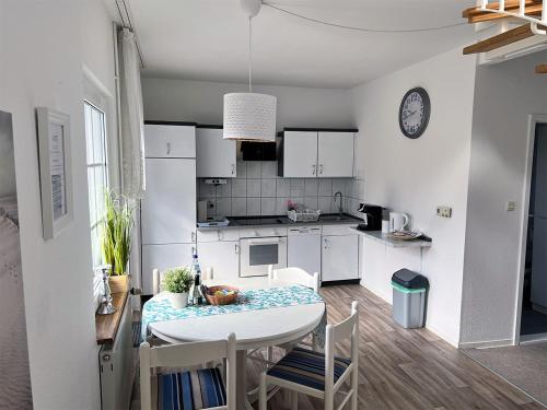 Dapur atau dapur kecil di Ferienhäuser Insel Usedom Haus Mila 6 - Blick aufs Achterwasser! Whirlpool und Sauna