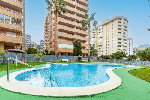 uma piscina num complexo de apartamentos com edifícios em Espanatour BENIMAR em Cala de Finestrat