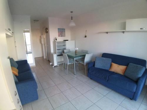 un salon avec deux canapés bleus et une table dans l'établissement Gabriella, à Menton