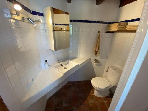 ein Badezimmer mit einem WC, einer Badewanne und einem Waschbecken in der Unterkunft Castle Tower apartment in rural holiday park 'Bernard' in Tolox