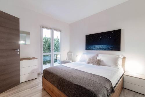 Una cama o camas en una habitación de Lianora Apartment by Quokka 360 - comfortable and modern flat in the centre of Como