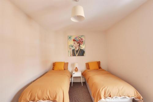 Postel nebo postele na pokoji v ubytování Beautiful, 3 Bedroom Terrace, 2 minutes walk from Chester train station.