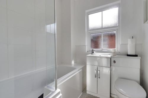 Koupelna v ubytování Beautiful, 3 Bedroom Terrace, 2 minutes walk from Chester train station.