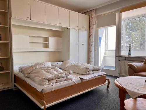 - un lit avec des oreillers dans l'établissement Haus Atlantic Whg. 212, à Cuxhaven