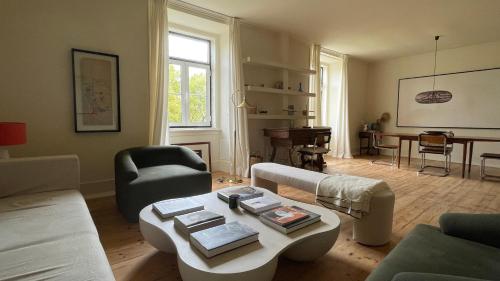 uma sala de estar com um sofá e uma mesa em Eco Luxury apartment LISBOA-Campo de Ourique em Lisboa