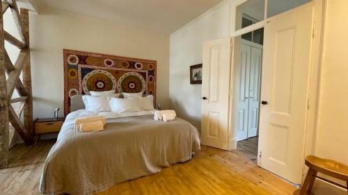 ein Schlafzimmer mit einem großen Bett in einem Zimmer in der Unterkunft Eco Luxury apartment LISBOA-Campo de Ourique in Lissabon