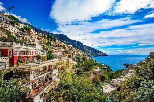 uma cidade numa colina junto ao oceano em La Casa al Porto em Salerno