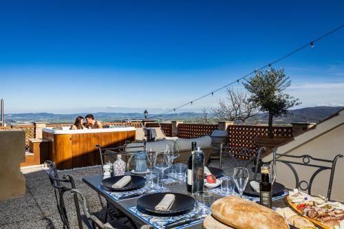 a table with plates of food on top of a roof at Agri Apartment La Terrazza La Ripadoro in Chianni