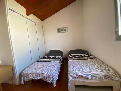 Cette petite chambre d'angle comprend 2 lits. dans l'établissement L'Ibis Duplex proche plage et commodités, à Saint-Mandrier-sur-Mer
