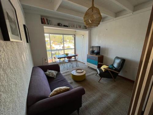 - un salon avec un canapé et des fauteuils violets dans l'établissement L'Ibis Duplex proche plage et commodités, à Saint-Mandrier-sur-Mer