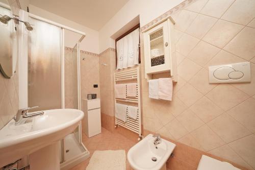 A bathroom at Messaga