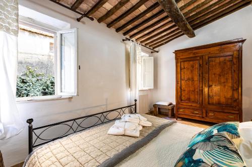 a bedroom with a bed and a window at Agri Apartment La Terrazza La Ripadoro in Chianni