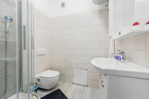 W łazience znajduje się toaleta, umywalka i prysznic. w obiekcie Little flower in city center w mieście Rijeka