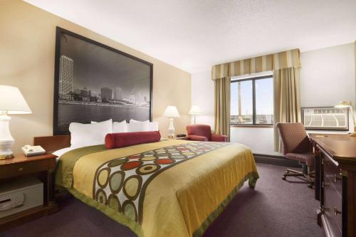 Кровать или кровати в номере Super 8 by Wyndham Milwaukee Airport