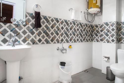 een badkamer met een wastafel en een toilet bij Mountain View New Kufri in Cheog