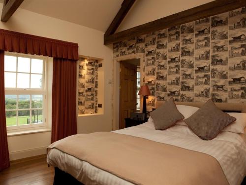 Un dormitorio con una cama grande y una ventana en Duke of Wellington Inn en Corbridge