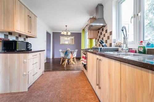 Una cocina o zona de cocina en Dwellers Delight Living Ltd Serviced Accommodation, Chigwell, London 3 bedroom House, Upto 7 Guests, Free Wifi & Parking