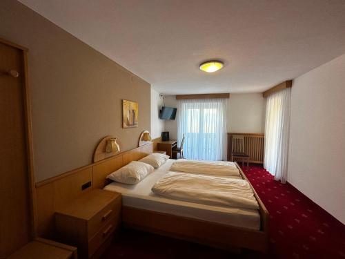 a bedroom with a large bed in a room at Gletscherblick in Naturno