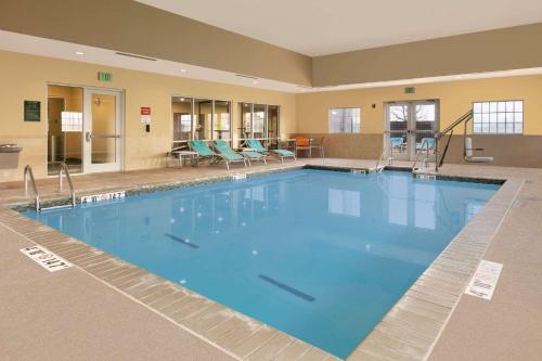 a large swimming pool in a hotel room at La Quinta by Wyndham Clinton Historic Route 66 in Clinton