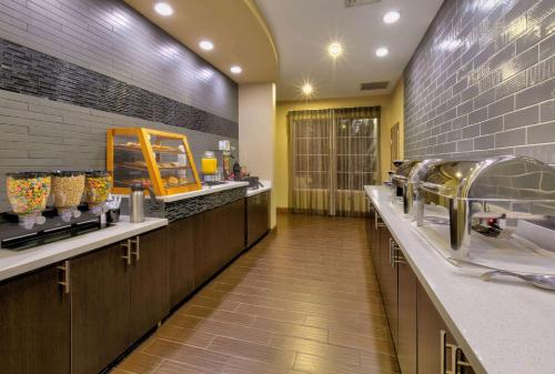 a large kitchen with sinks and counter tops at La Quinta by Wyndham Clinton Historic Route 66 in Clinton