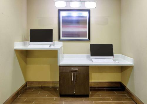 two laptops sitting on a counter in a room at La Quinta by Wyndham Clinton Historic Route 66 in Clinton