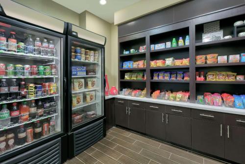 a grocery store aisle with lots of food and drinks at La Quinta by Wyndham Clinton Historic Route 66 in Clinton