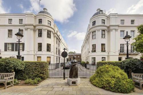 una estatua de una mujer frente a un edificio en Secluded Royal Ground Residence Sleeps 4, en Londres