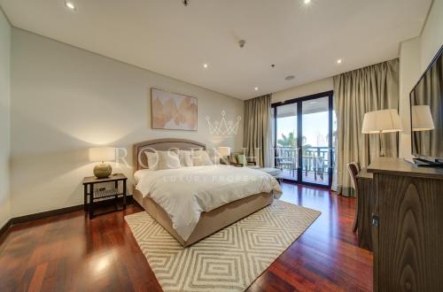 1 dormitorio con 1 cama grande y balcón en Anantara Palm Jumeirah Dubai Luxurious Home, en Dubái