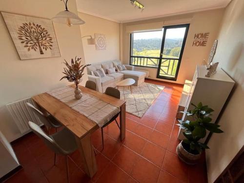 ein Wohnzimmer mit einem Tisch und einem Sofa in der Unterkunft Apartamento Vistas Rovacias in Comillas