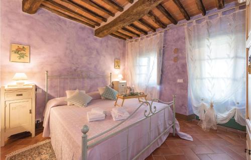 - une chambre avec un lit aux murs roses dans l'établissement Lolivo, à Buti