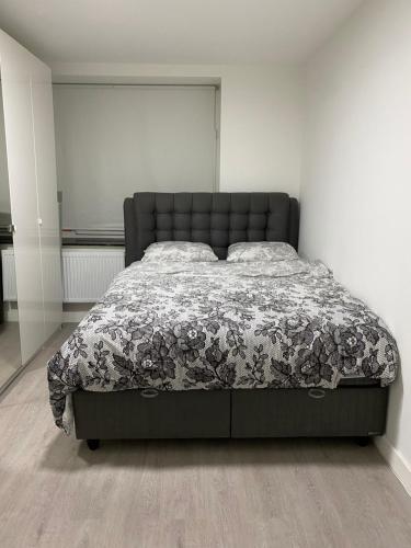 - une chambre avec un lit doté d'une tête de lit noire dans l'établissement Appartement Deux chambres près de Atomium, à Bruxelles