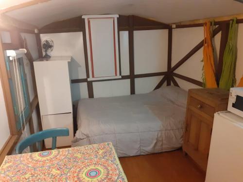 niewielka sypialnia z łóżkiem i stołem w obiekcie Casa Vagón en las sierras w mieście Tandil