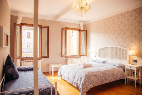 Un dormitorio con una cama grande y una lámpara de araña. en Your Room to visit Venice Marco Polo 10 min en Mestre