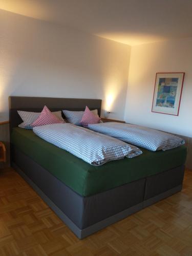 um quarto com duas camas num quarto em Ferienhaus Keller em Lippertsreute